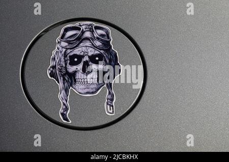 Stuttgart, 18. Mai 2020: Totenkopf auch Totenkopf in weiß und schwarz mit historischen Fliegergläsern auf Panzerdeckel, auf silbergrauem Hintergrund Stockfoto