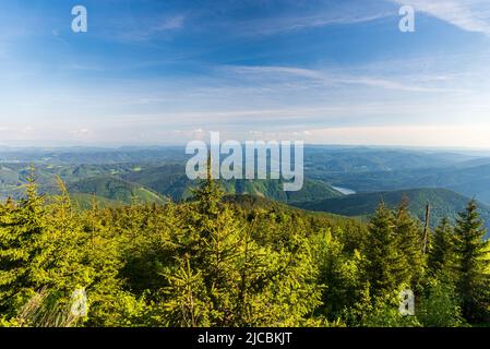 Der Stausee und viele Hügel auf der tschechisch-slowakischen Grenzregion von Lysa hora hiill im Moravskoslezske Beskydy Gebirge in der Tschechischen republik während des Frühlings Stockfoto