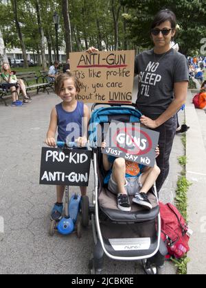 NYC, 11. Juni 2022. Die Demonstranten auf dem Marsch für unser Leben protestieren gegen Waffengewalt und unterstützen strengere Waffengesetze. Stockfoto