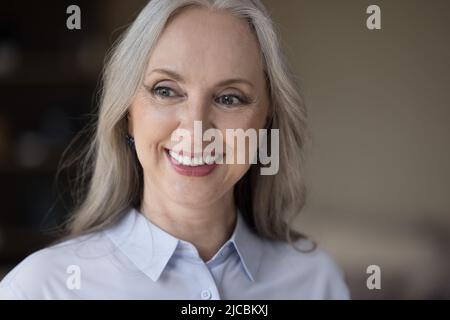 Nahaufnahme eines attraktiven Frauenportraits mittleren Alters Stockfoto