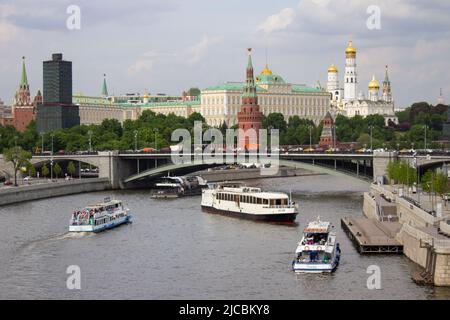 Moskau, Russland. 02.. Juni 2022. Boote fahren auf dem Moskauer Fluss in der Nähe des Kremls. Kredit: SOPA Images Limited/Alamy Live Nachrichten Stockfoto