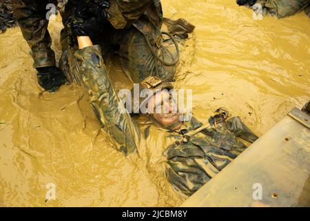 Okinawa, Japan. 26.. Mai 2022. US-Marineinfanteristen mit 1. Bataillons, 3D Marineinfanteristen, 3D Marine Division navigieren während eines Truppenwettbewerbs im Jungle Warfare Training Center, Okinawa, Japan, 26. Mai 2022, auf einem Ausdauerkurs. Der einwöchige Wettbewerb wurde abgehalten, um Teams aus dem gesamten Marine Corps in ihrer Beherrschung der Kampfkünste zu testen. Quelle: U.S. Marines/ZUMA Press Wire Service/ZUMAPRESS.com/Alamy Live News Stockfoto