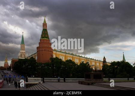 Moskau, Russland. 6.. Juni 2022. Über dem Moskauer Kreml sammeln sich Wolken. (Bild: © Vlad Karkov/SOPA Images via ZUMA Press Wire) Stockfoto