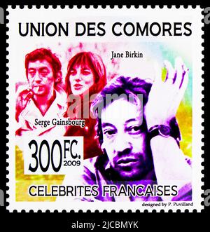 MOSKAU, RUSSLAND - 20. MAI 2022: Die auf Komoren gedruckte Briefmarke zeigt Serge Gainsbourg und Jane Birkin, berühmte französische Serie, um 2009 Stockfoto