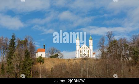 Bad Tölz, Deutschland - 2. Feb 2022: Blick auf den Kalvarienberg mit Leonhardikapelle und Kreuzkirche (Kirche mit zwei Kirchtürmen). Ein Wahrzeichen von Ba Stockfoto