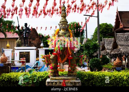 König Thao Westuwan oder Vasavana Kuvera Riesenstatue für thailänder Reisende reisen besuchen Respekt beten mit heiligen Geheimnis im Wat Tenplai Tempel in S Stockfoto