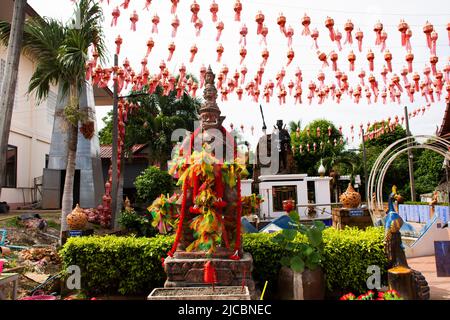 König Thao Westuwan oder Vasavana Kuvera Riesenstatue für thailänder Reisende reisen besuchen Respekt beten mit heiligen Geheimnis im Wat Tenplai Tempel in S Stockfoto