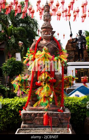 König Thao Westuwan oder Vasavana Kuvera Riesenstatue für thailänder Reisende reisen besuchen Respekt beten mit heiligen Geheimnis im Wat Tenplai Tempel in S Stockfoto