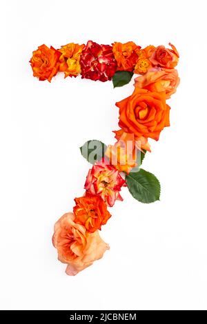 Die Nummer sieben besteht aus echten roten, orangefarbenen Rosen, isoliert auf weißem Hintergrund. Stockfoto