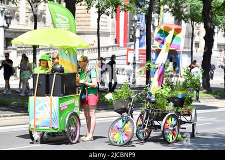 Wien, Österreich, 11.. Juni 2022. 26. Regenbogenparade über die Wiener Ringstraße. Die Grünen umgekehrt Stockfoto