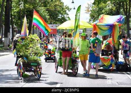 Wien, Österreich, 11.. Juni 2022. 26. Regenbogenparade über die Wiener Ringstraße. Die Grünen umgekehrt Stockfoto