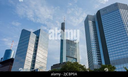 Frankfurt am Main, Deutschland - 31. Aug 2021: Wolkenkratzer von Frankfurt. In der Mitte der Commerzbank-Turm. Stockfoto