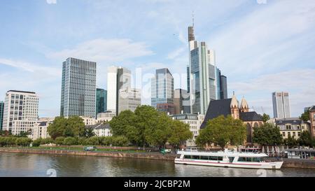 Frankfurt am Main, Deutschland - 31. Aug 2021: Frankfurt Skyline. Im Vordergrund Main River und ein Kreuzfahrt-Boot. Stockfoto