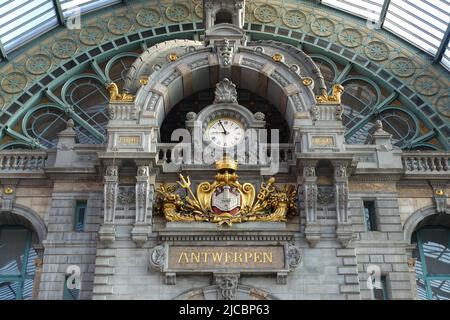 Antwerpen, Belgien - 11. Jul 2021: Historische Ornamente und Uhr am Hauptbahnhof Antwerpen. Stockfoto