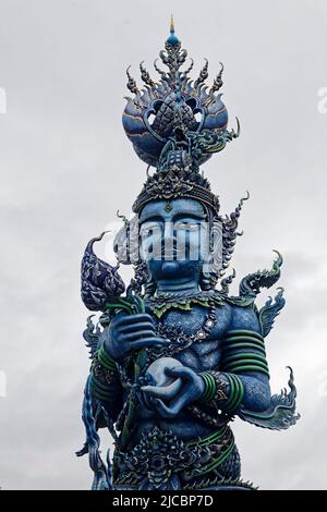 Provinz Chiang Rai, Thailand. 18.. Mai 2022. Der Wat Rong Suea Ten (Blauer Tempel) wurde von der Künstlerin Phuttha Kapkaew im Dorf Rong Suea Ten erschaffen Stockfoto