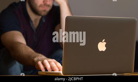 BILD POSIERT VON MODEL Foto vom 09/03/15 eines Mannes, der einen Laptop benutzt, da die Mehrheit der Menschen, die während der Coronavirus-Pandemie mit „kleinen Gedrängen“ begannen, sie immer noch am Leben hält, hat eine Umfrage ergeben. Stockfoto