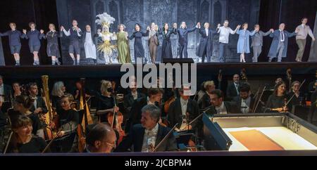 Vorhang-Ruf von Sängern und Orchester im Rosenkavalier, Nationaltheater, Oper München, Bayern, Deutschland. Stockfoto