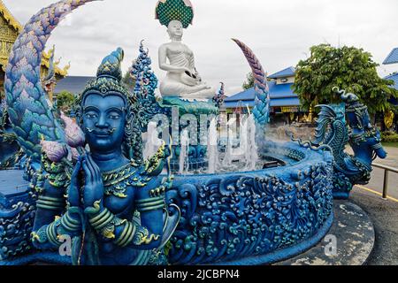 Provinz Chiang Rai, Thailand. 18.. Mai 2022. Der Wat Rong Suea Ten (Blauer Tempel) wurde von der Künstlerin Phuttha Kapkaew im Dorf Rong Suea Ten erschaffen Stockfoto