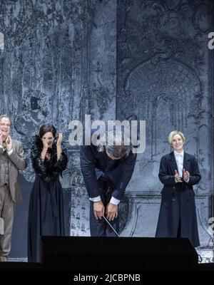 Vorhang auf für den Dirigenten Vladimir Jurowski am Rosenkavalier, Nationaltheater, Oper München, Bayern, Deutschland. Stockfoto