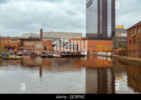 Hausboote Reihen sich auf dem Kanal am Regency Wharf an, umgeben von der Gegenüberstellung alter und neuer Architekturstile. Stockfoto