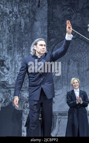 Vorhang auf für den Dirigenten Vladimir Jurowski am Rosenkavalier, Nationaltheater, Oper München, Bayern, Deutschland. Stockfoto