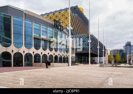 Das Rep - Birmingham Repertory Theatre ist die am längsten etablierte Theatercompanien in Großbritannien. Daneben die Bibliothek von Birmingham. Stockfoto