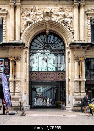 Der prunkvolle viktorianische Eingang der Great Western Arcade, in der sich viele unabhängige Einzelhändler im Einkaufsviertel von Central Birmingham befinden. Stockfoto