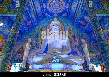 Provinz Chiang Rai, Thailand. 18.. Mai 2022. Der Wat Rong Suea Ten (Blauer Tempel) wurde von der Künstlerin Phuttha Kapkaew im Dorf Rong Suea Ten erschaffen Stockfoto