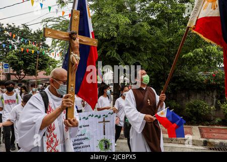 Manila, Philippinen. 12.. Juni 2022. Mitglieder einer religiösen Gemeinde pilgern anlässlich des 124.. Jahrestages der Unabhängigkeit der Philippinen in Quezon City, Metro Manila, Philippinen. 12. Juni 2022. Die Wallfahrt wurde vom philippinischen katholischen Priester P. Robert Reyes markiert die Dauer des Christentums im Land. (Bild: © Basilio Sepe/ZUMA Press Wire) Stockfoto