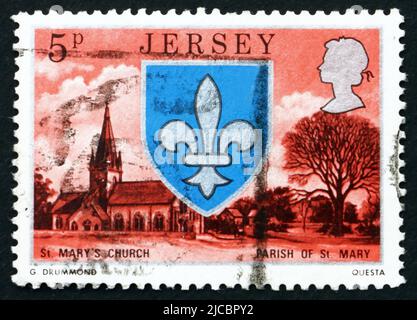 JERSEY - UM 1976: Eine in Jersey gedruckte Marke zeigt Arms and Church of St. Mary, um 1976 Stockfoto