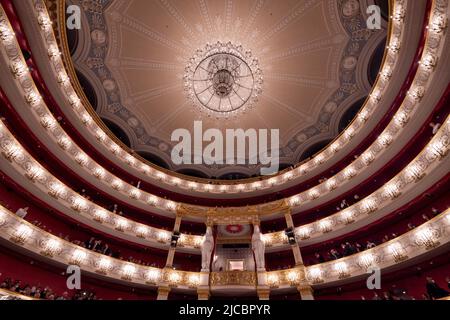 Gäste auf dem Balkon sitzen im Nationaltheater, München, Bayern, Deutschland Stockfoto