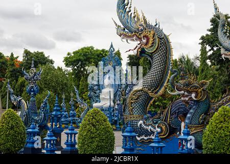 Provinz Chiang Rai, Thailand. 18.. Mai 2022. Der Wat Rong Suea Ten (Blauer Tempel) wurde von der Künstlerin Phuttha Kapkaew im Dorf Rong Suea Ten erschaffen Stockfoto