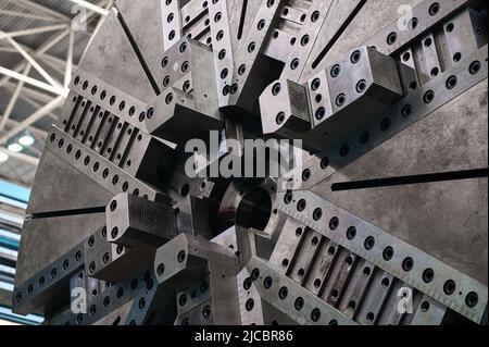 Grundplatte der riesigen Drehmaschine in der Werkshalle Stockfoto