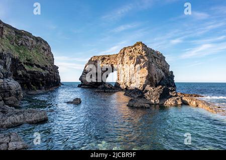 Luftaufnahme des Great Pollet Sea Arch, Fanad Peninsula, County Donegal, Irland. Stockfoto