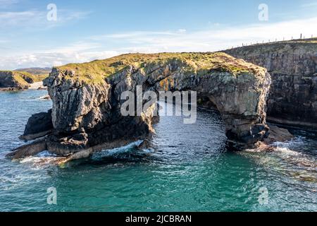 Luftaufnahme des Great Pollet Sea Arch, Fanad Peninsula, County Donegal, Irland. Stockfoto