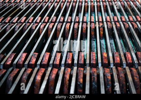 Elektrolysewanne mit installierten Kupferanoden im Werk Stockfoto