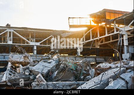 Teil des zerstörten Industriegebäudes auf der Abbruchstelle Stockfoto
