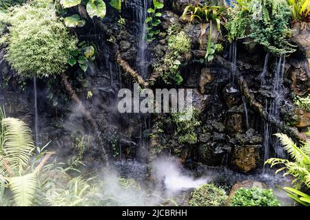 Provinz Chiang Rai, Thailand. 18.. Mai 2022. Der Wat Rong Suea Ten (Blauer Tempel) wurde von der Künstlerin Phuttha Kapkaew im Dorf Rong Suea Ten erschaffen Stockfoto