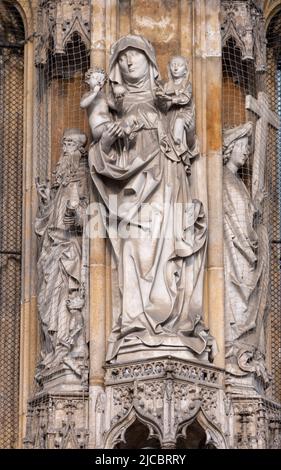 Gotische Skulptur auf Westportal, Ulmer Münster-Kirche, Ulm, Baden-Württemberg, Deutschland Stockfoto