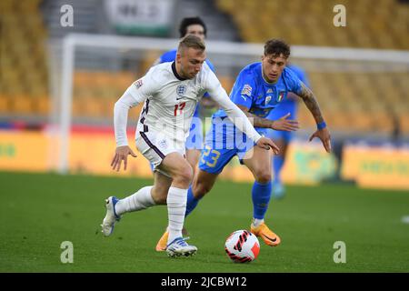 Jarrod Bowen (England)Salvatore Esposito (Italien) während des UEFA UEFA Nations League 2022 2023-Spiels zwischen England 0-0 Italien im Molineux-Stadion am 11. Juni 2022 in Wolverhampton, England. Quelle: Maurizio Borsari/AFLO/Alamy Live News Stockfoto