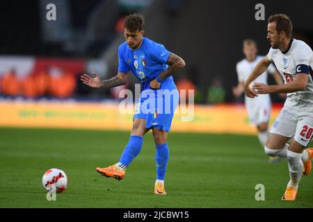 Salvatore Esposito (Italien) Harry Kane (England) während des UEFA UEFA Nations League 2022 2023-Spiels zwischen England 0-0 Italien im Molineux-Stadion am 11. Juni 2022 in Wolverhampton, England. Quelle: Maurizio Borsari/AFLO/Alamy Live News Stockfoto