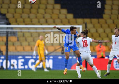 Salvatore Esposito (Italien) Kalvin Phillips (England) während des UEFA UEFA Nations League 2022 2023-Spiels zwischen England 0-0 Italien im Molineux-Stadion am 11. Juni 2022 in Wolverhampton, England. Quelle: Maurizio Borsari/AFLO/Alamy Live News Stockfoto