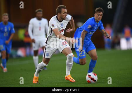 Harry Kane (England)Salvatore Esposito (Italien) während des UEFA UEFA Nations League 2022 2023-Spiels zwischen England 0-0 Italien im Molineux Stadium am 11. Juni 2022 in Wolverhampton, England. Quelle: Maurizio Borsari/AFLO/Alamy Live News Stockfoto