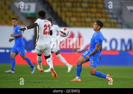 Salvatore Esposito (Italien) Bukayo Saka (England) während des UEFA UEFA Nations League 2022 2023-Spiels zwischen England 0-0 Italien im Molineux-Stadion am 11. Juni 2022 in Wolverhampton, England. Quelle: Maurizio Borsari/AFLO/Alamy Live News Stockfoto