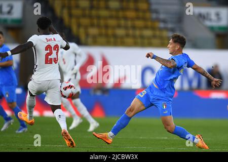 Salvatore Esposito (Italien) Bukayo Saka (England) während des UEFA UEFA Nations League 2022 2023-Spiels zwischen England 0-0 Italien im Molineux-Stadion am 11. Juni 2022 in Wolverhampton, England. Quelle: Maurizio Borsari/AFLO/Alamy Live News Stockfoto