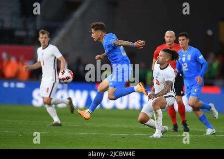 Salvatore Esposito (Italien) Kalvin Phillips (England) während des UEFA UEFA Nations League 2022 2023-Spiels zwischen England 0-0 Italien im Molineux-Stadion am 11. Juni 2022 in Wolverhampton, England. Quelle: Maurizio Borsari/AFLO/Alamy Live News Stockfoto