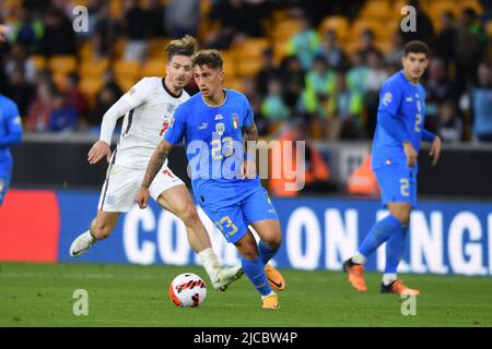 Salvatore Esposito (Italien) Jack Grealish (England) während des UEFA UEFA Nations League 2022 2023-Spiels zwischen England 0-0 Italien im Molineux-Stadion am 11. Juni 2022 in Wolverhampton, England. Quelle: Maurizio Borsari/AFLO/Alamy Live News Stockfoto