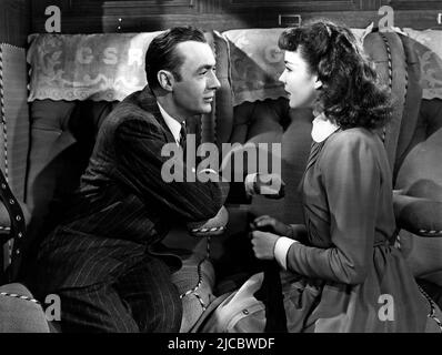 JENNIFER JONES und CHARLES BOYER in CLUNY BROWN (1946), Regie ERNST LUBITSCH. Kredit: 20. CENTURY FOX / Album Stockfoto