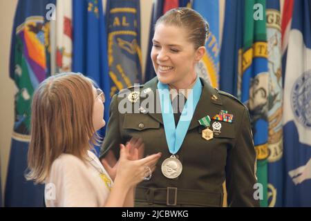 Fort Hood, Texas, USA. 18.. Mai 2022. Personal Sgt. Allison Briseno, 3. Bataillon, 16. Field Artillery Regiment, 2. Panzerbrigade Combat Team, 1. Kavallerie Division, wird am 18. Mai 2022 mit ihrer Tochter gesehen, als sie das Sergeant Audie Murphy Medaillon während einer Einweihungszeremonie des Sergeant Audie Murphy Club in Fort Hood, Texas, am 18. Mai 2022 empfängt. Kredit: U.S. Army/ZUMA Press Wire Service/ZUMAPRESS.com/Alamy Live Nachrichten Stockfoto