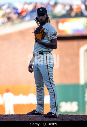 Juni 11 2022 San Francisco CA, USA San Francisco Relief Pitcher Camilo Doval (75) auf dem Hügel während des MLB-Spiels zwischen den Los Angeles Dodgers und den San Francisco Giants. Die Giants gewannen 3-2 beim Oracle Park San Francisco Calif. Thurman James/CSM Stockfoto